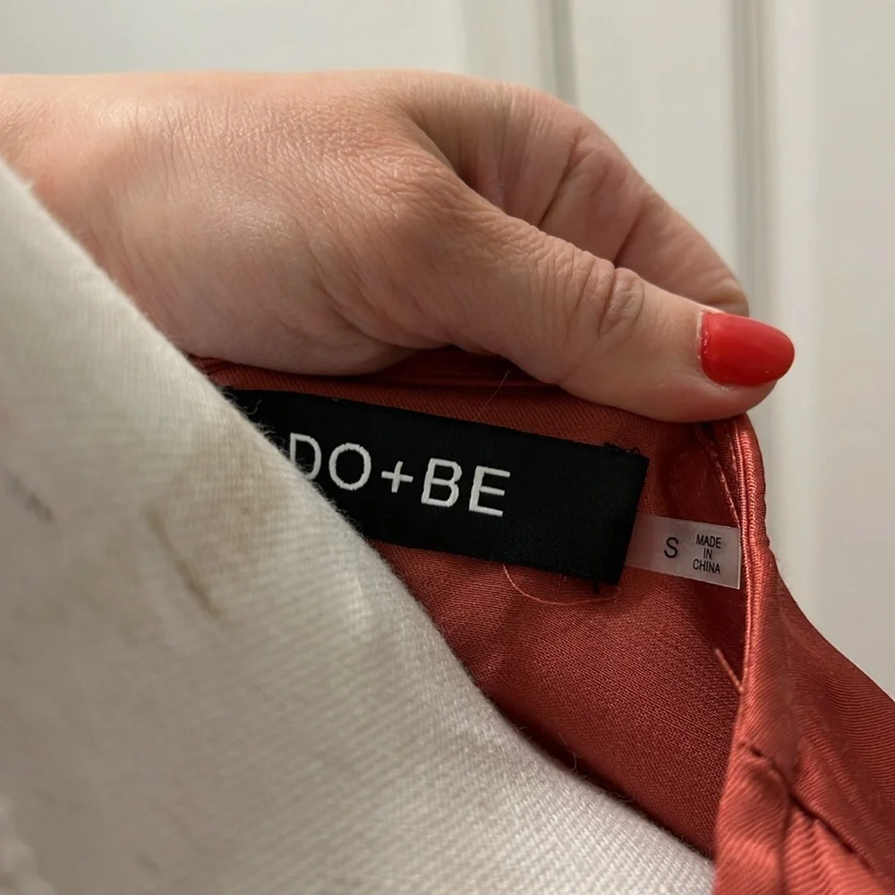 FLARE SLEEVES WITH RUFFLE DETAILS AND BUTTON SIDES AND FRONT CLOSURE - SMALL - Picture 5 of 8